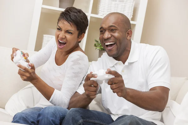 Pareja afroamericana divirtiéndose jugando videoconsola juego — Foto de Stock