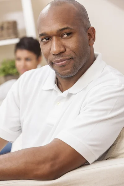 Przystojny mężczyzna African American kobieta para siedzi w domu — Zdjęcie stockowe