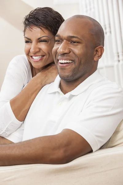 Feliz mulher afro-americana casal sentado em casa — Fotografia de Stock