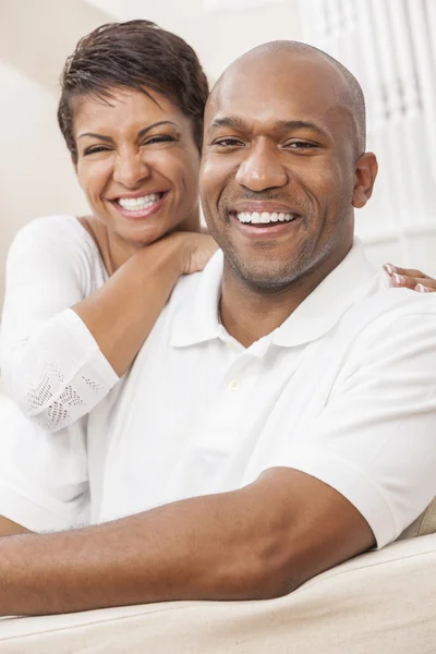 Mujer afroamericana feliz pareja sentada en casa — Foto de Stock