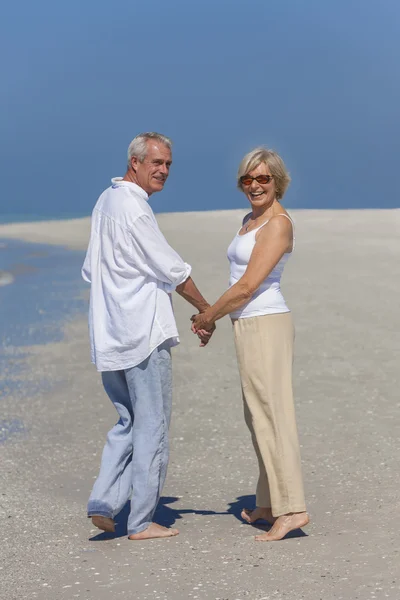 Feliz casal sênior andando segurando as mãos praia tropical — Fotografia de Stock