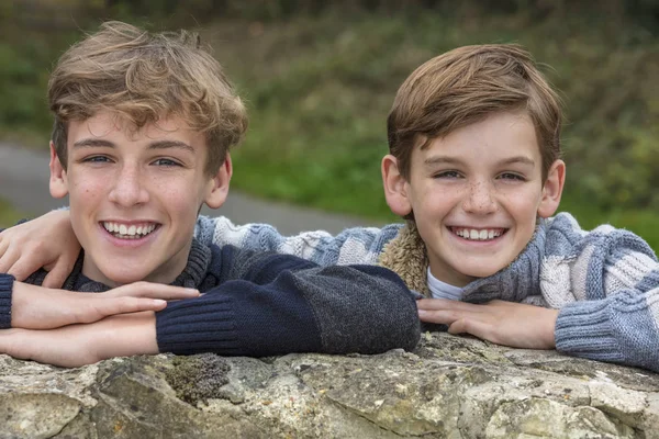 Felice ragazzo bambini fratelli sorridendo insieme — Foto Stock