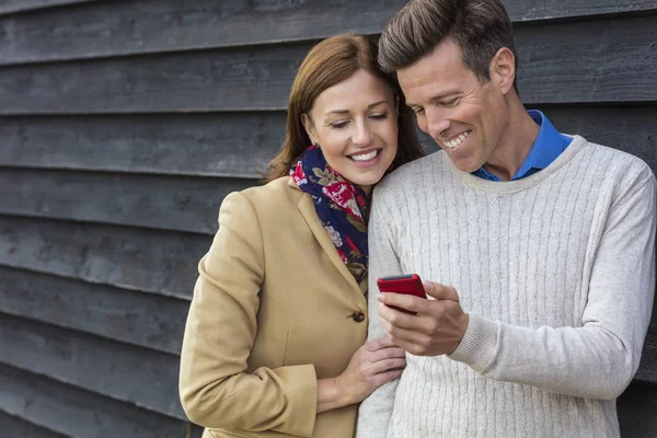 Feliz mediana edad hombre mujer pareja usando celular móvil —  Fotos de Stock