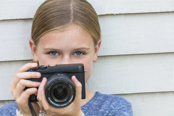 Menina criança tirando foto com uma câmera — Fotografia de Stock