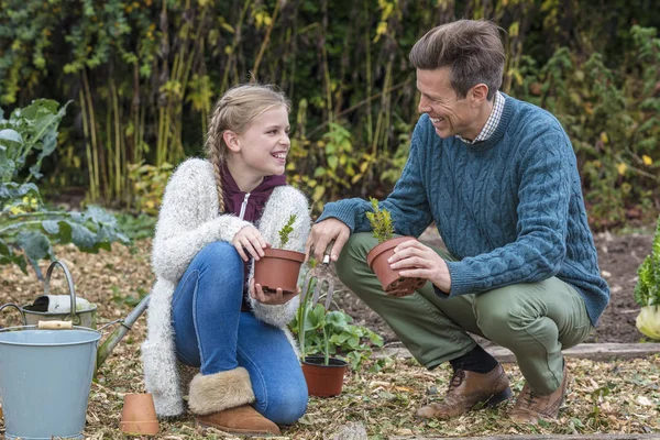 Felice famiglia uomo ragazza bambino padre figlia giardinaggio — Foto Stock