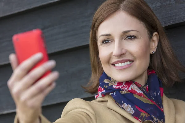 Frau mittleren Alters macht Handy-Selfie — Stockfoto