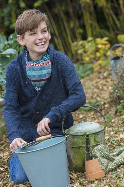 Ragazzo felice bambino maschio Giardinaggio — Foto Stock