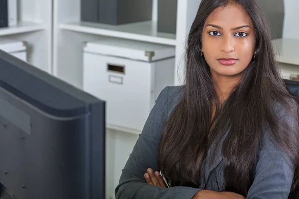 Mujer india asiática o empresaria en el cargo —  Fotos de Stock