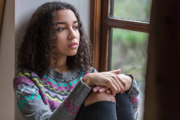 Sorgliga blandras African American Teenager kvinna — Stockfoto