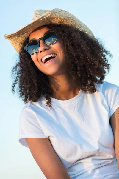 Razza mista afroamericana ragazza occhiali da sole adolescenti denti perfetti — Foto Stock