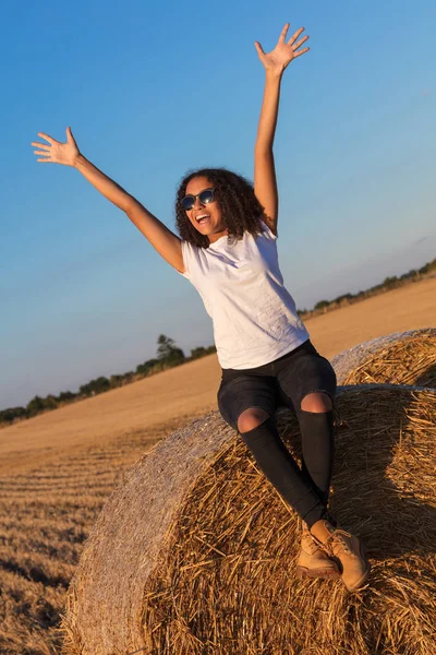 Μικτή φυλή αφρικανικό αμερικανικό κορίτσι Έφηβος/η γυαλιά ηλίου για δέμα σανού — Φωτογραφία Αρχείου