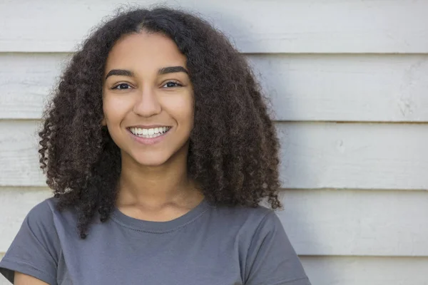 Güzel karışık yarış Afro-Amerikan Kız genç — Stok fotoğraf