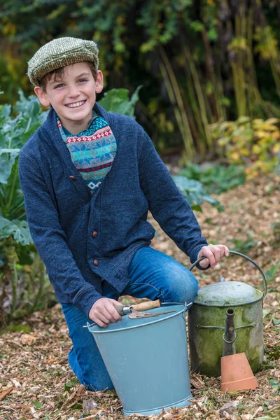 Ragazzo felice bambino maschio Giardinaggio — Foto Stock