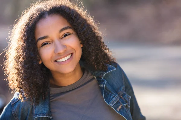 Misturado raça negra americana menina adolescente com dentes perfeitos — Fotografia de Stock