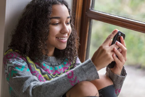 Kevert afro-amerikai lány tinédzser sejt telefon — Stock Fotó