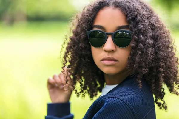 Misturado raça afro-americana menina adolescente óculos de sol — Fotografia de Stock