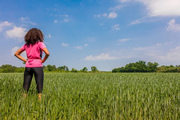 Mujer mujer chica corredor en verde campo —  Fotos de Stock