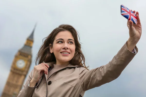 Nő turisztikai vesz Selfie, a Big Ben, London, Anglia — Stock Fotó