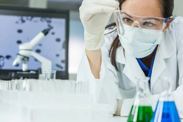 Vrouwelijke vrouw onderzoeker met reageerbuis In laboratorium — Stockfoto
