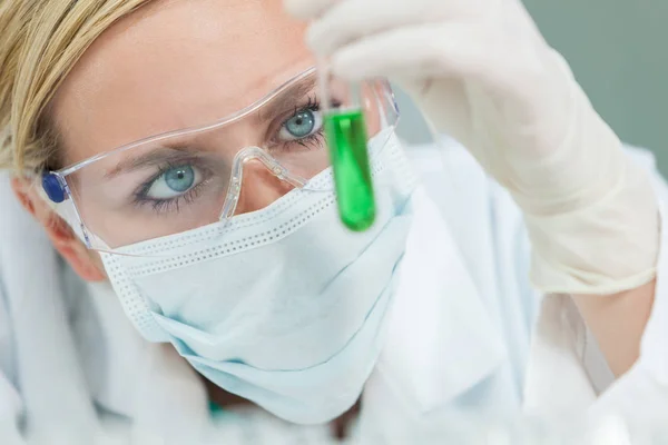 Mulher cientista de pesquisa com tubo de teste em laboratório — Fotografia de Stock