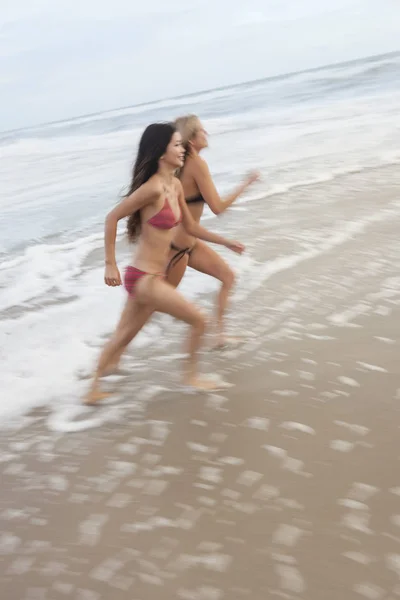 Motion Blur Girls Mujeres corriendo en la playa —  Fotos de Stock