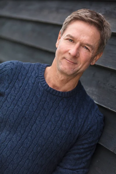 Glücklicher Mann mittleren Alters in blauem Pullover — Stockfoto