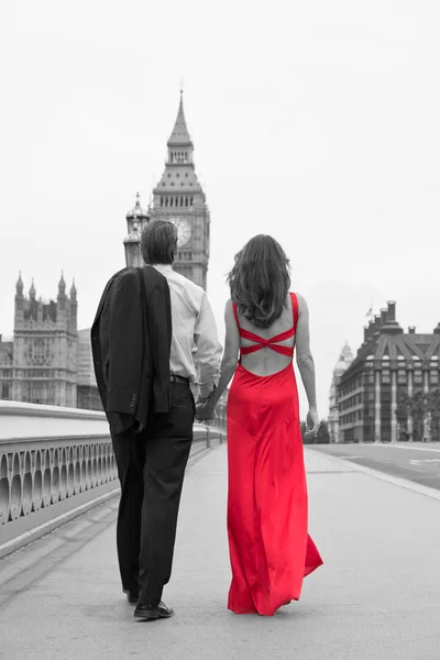 Romantiska par på westminster bridge av big ben, london, englan — Stockfoto