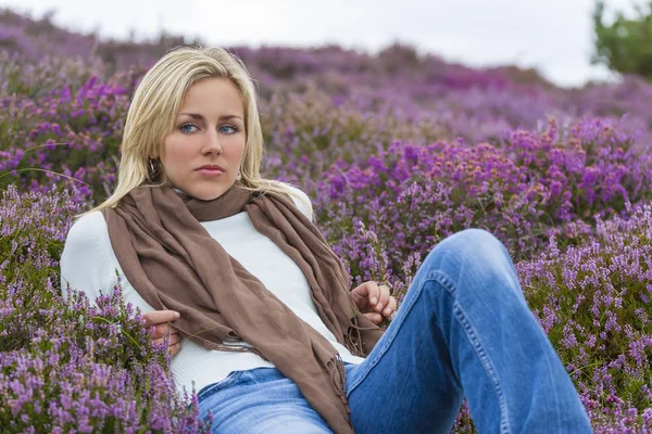 紫色のヒースの花の分野で若い女性の女の子 — ストック写真