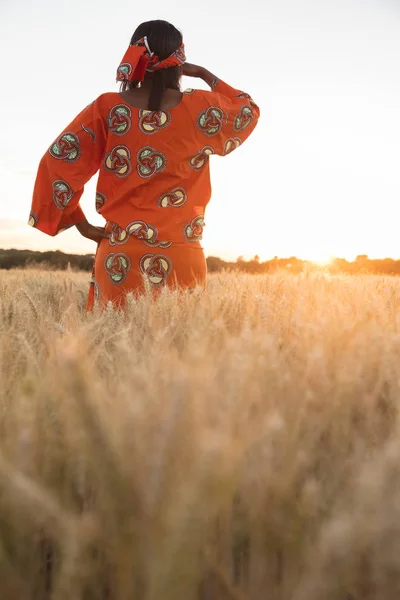 African Kobieta w tradycyjne stroje właśnie w dziedzinie upraw — Zdjęcie stockowe