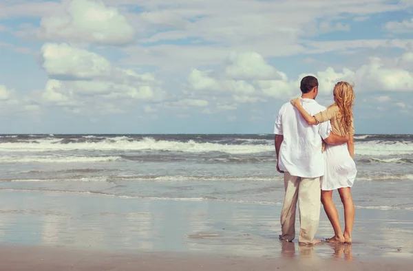 Romântico homem e mulher casal abraçando em uma praia — Fotografia de Stock