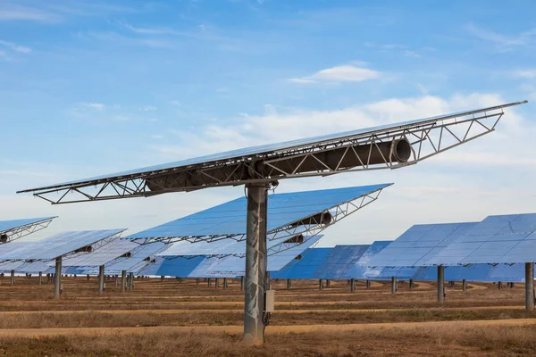 Un campo de energía verde Paneles solares fotovoltaicos —  Fotos de Stock