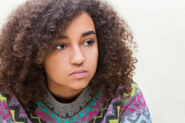 Triste misto raça afro-americana adolescente mulher — Fotografia de Stock