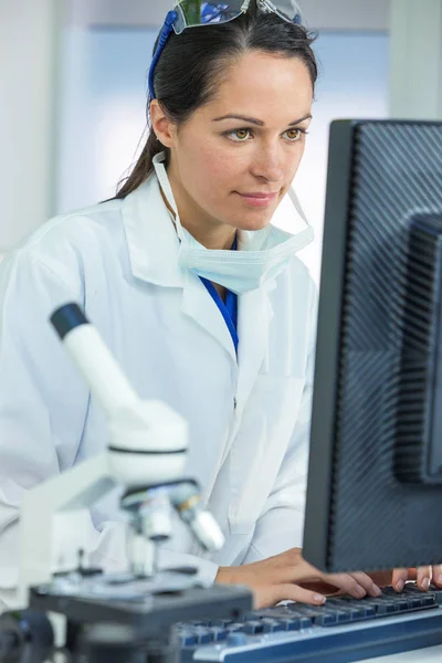 Scientifique féminine ou médecin utilisant l'ordinateur en laboratoire — Photo