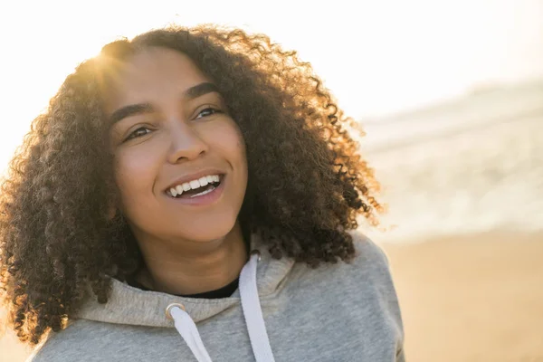 Gemengd ras African American Girl tiener glimlachend op strand bij zonsondergang — Stockfoto