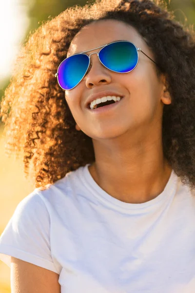 Raza mixta afroamericana chica adolescente gafas de sol dientes perfectos — Foto de Stock
