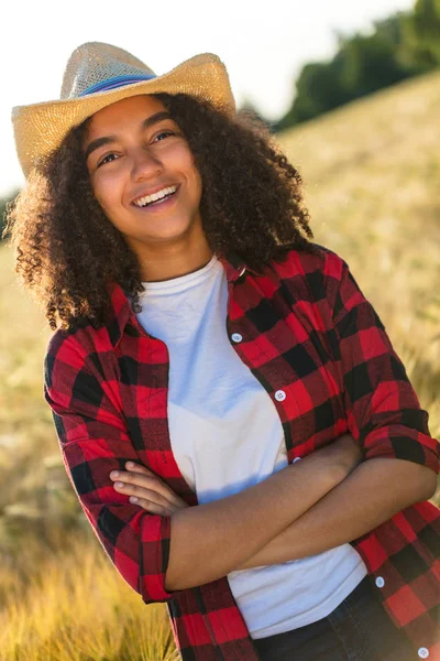 Szczęśliwy mieszanej rasy African American dziewczynka kobiece kobieta młody kowboj — Zdjęcie stockowe
