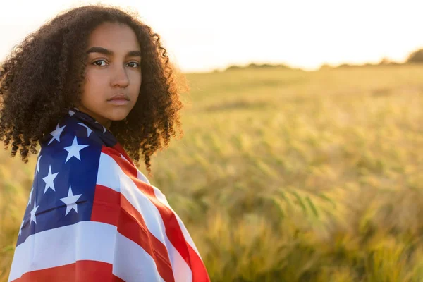 Szomorú kevert afro-amerikai lány tinédzser az Egyesült Államok zászló mező — Stock Fotó
