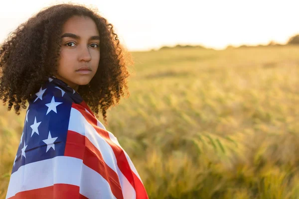 Traurige Mischlingshündin mit US-Flagge — Stockfoto