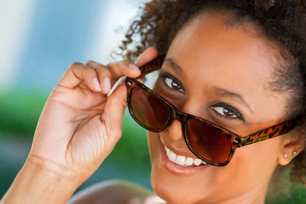 Africano americano mulher vestindo óculos de sol — Fotografia de Stock