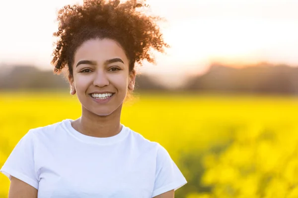 Piękna mieszanej rasy African American Girl nastolatek idealne Teet — Zdjęcie stockowe