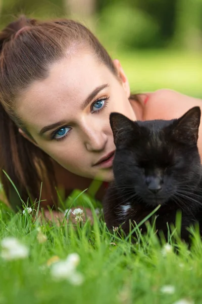 Bela azul olhos feminino menina adolescente com preto gato — Fotografia de Stock