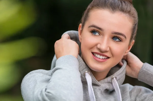 Joyeux jolie adolescente jeune femme portant un capuchon — Photo