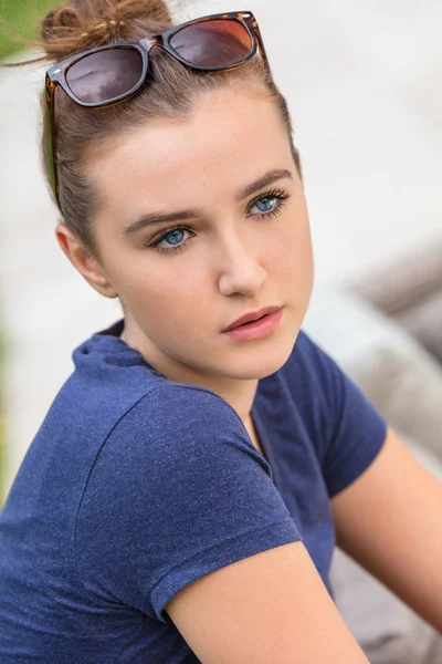 Pretty Teenage Girl WIth Blue Eyes Usando gafas de sol —  Fotos de Stock