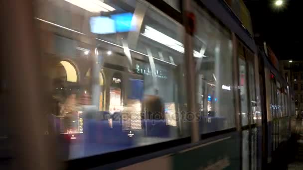 4K video clip de tranvía de la ciudad por la noche Maximilianstrasse, Munich, Alemania — Vídeos de Stock