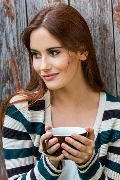 Mooie jonge vrouw meisje, drinken van thee of koffie — Stockfoto