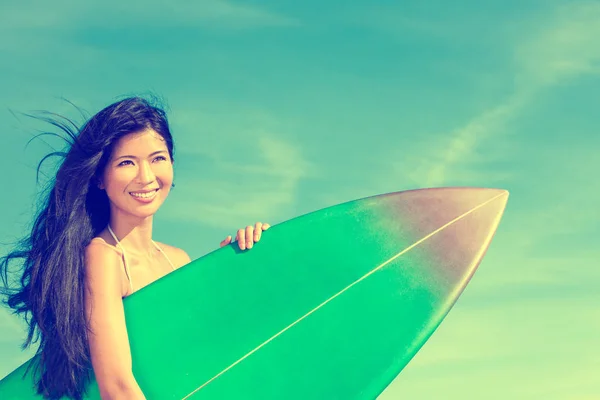 Piękne Bikini dama dziewczynka Surfer idealna deska surfingowa Beach — Zdjęcie stockowe