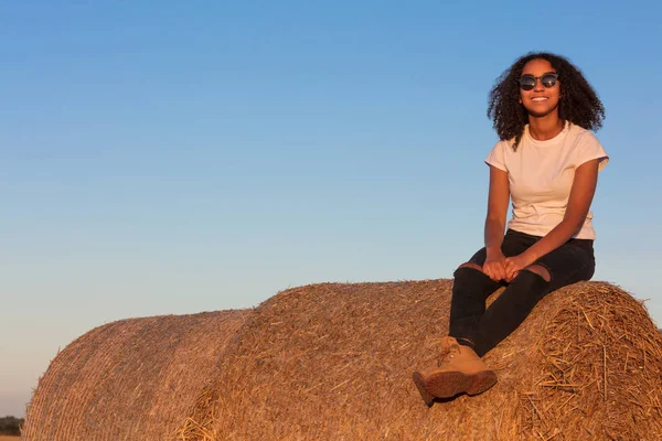 Kevert afro-amerikai lány tinédzser ül a széna bála — Stock Fotó