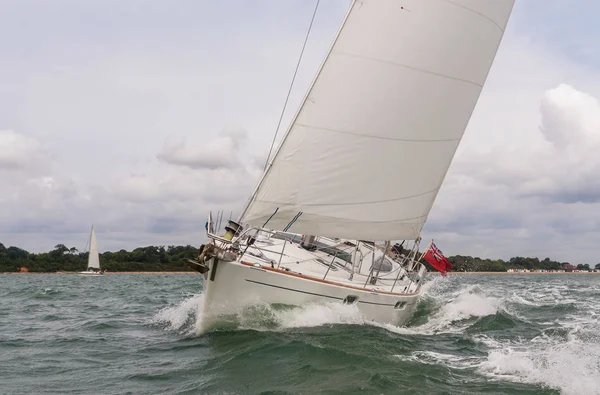 Twee zeilboot jachten op zee — Stockfoto