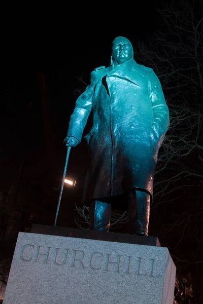 Winston Churchill standbeeld, Parliament Square, Londen at Night — Stockfoto