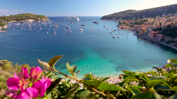 Łodzie i rejs statkiem w zatokę Villefranche Sur Mer w regionie Wybrzeże Provence Alpes Cte na Riwierze Francuskiej, w departamencie Alpes Maritimes — Wideo stockowe